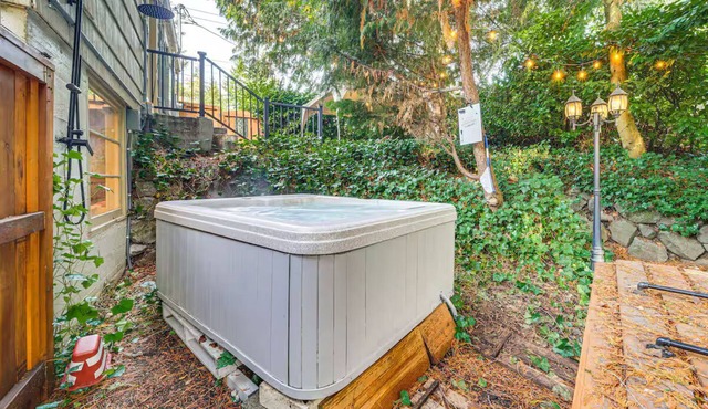 Charming 1-bedroom unit in tranquil Burien with WiFi, AC, private yard