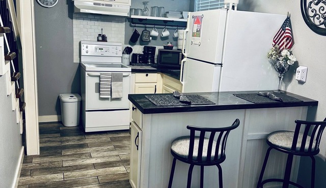 Charming 1-bedroom cottage in welcoming San Antonio with AC
