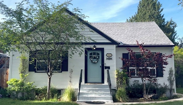 Charming 1940 Cottage, Newly Renovated, Comfortable and Impeccably Decorated.