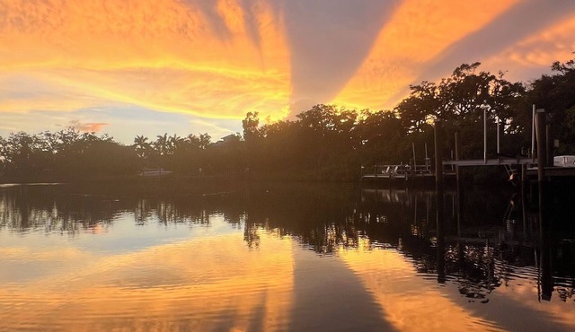 Charming 2/2 artist cottage & private dock 5 minutes drive from the Siesta Key