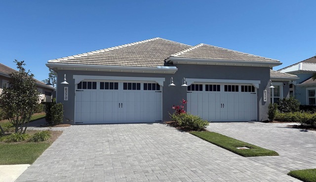 Charming 2 Bed Villa with a Den in Gated Naples Community-Enjoy Pool, Pickleball
