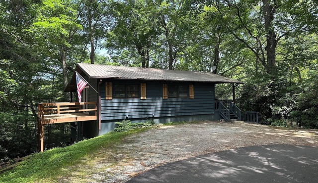 Charming 2-bedroom 2-bath cottage near town in Highlands