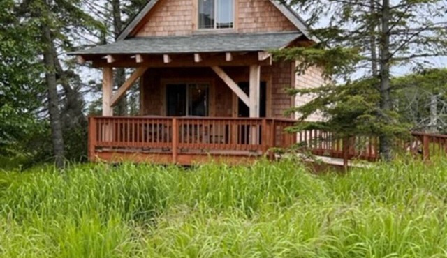 Charming 2-bedroom cottage in Homer perfect for relaxing stays.