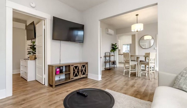 Charming 2-bedroom house in Seattle with WiFi, AC, 5 minutes from downtown