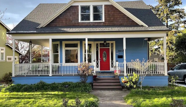 Charming 2-bedroom in historic home