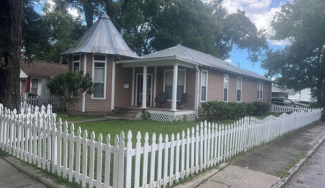 Charming 2-bedroom villa in amazing Tampa with AC, WiFi