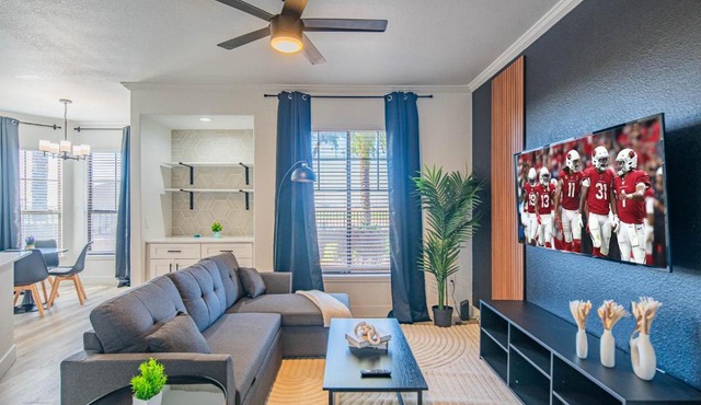 Charming 2B King Bed with Pool Hot Tub, Gym, Parking