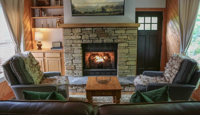 Charming 2BR Highlands Cottage with Cozy Fireplace, 3 Min to Main St & Dry Falls
