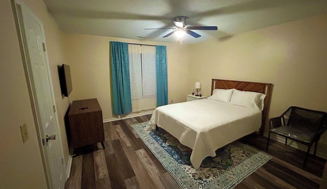 Charming 2BR Home, Fast WiFi, Pet Friendly, Near ECU & Hospital