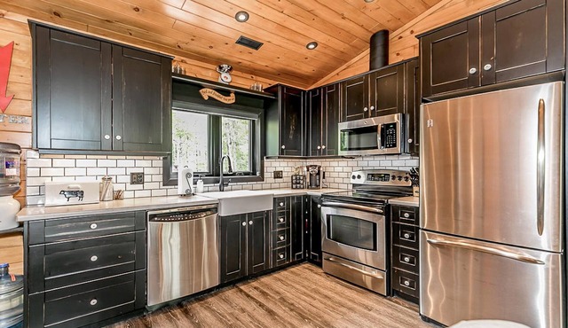 Charming 3 bed, 3 bath log cabin on Six Mile Lake. Stunning Muskoka room!