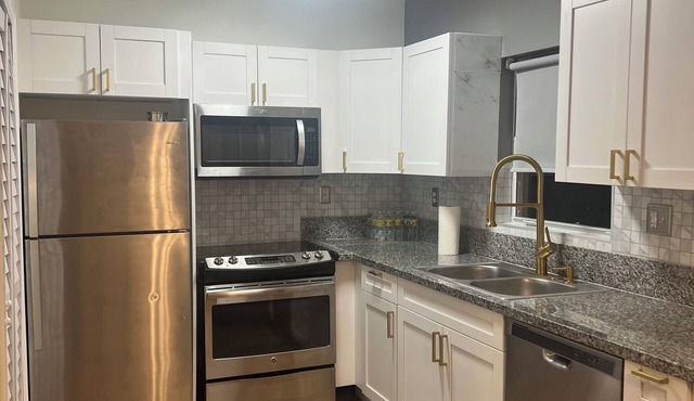 Charming 3-bedroom townhome with AC, WiFi in Pleasant North Lauderdale