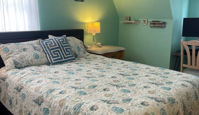 Charming 3-bedroom cottage with WiFi, AC in peaceful Lower Township