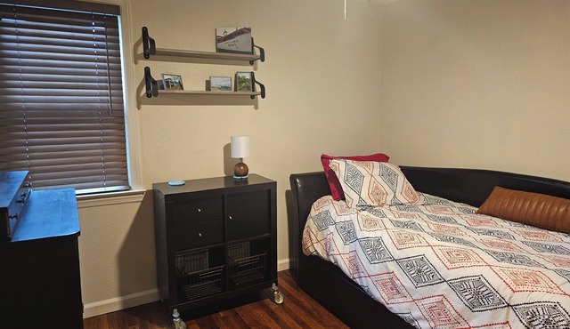 Charming 3-bedroom cottage in pleasant Norton Shores with WiFi, AC