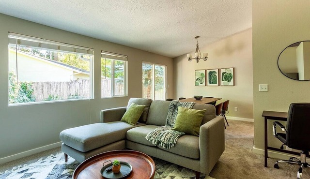 Charming 3-Bedroom, 2-Bath Home in Tualatin, Month Stay or Longer