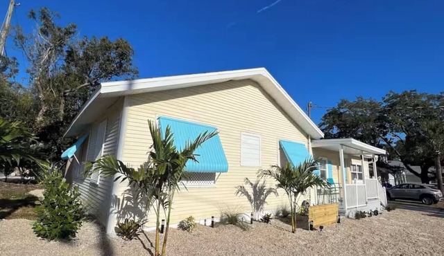 Charming 3-bedroom/2-bath Cottage with Hot Tub Downtown Dunedin