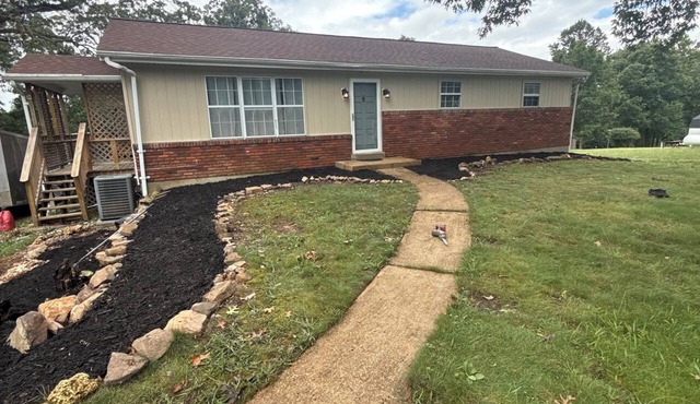 Charming 3-bedroom house in serene Bourbon with AC and fenced in yard