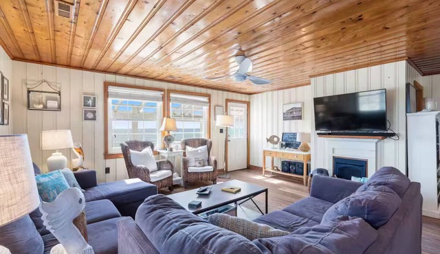 Charming 3-bedroom Oceanfront cottage in adorable Oak Island with AC