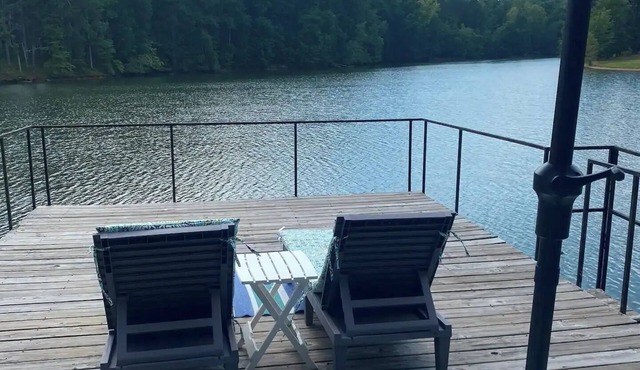 Charming 3-bedroom Lake Cottage with Private Dock & Pet Friendly.