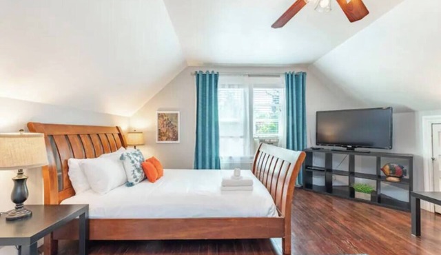 Charming 3bed Home w/Yard - Walk Score 91!