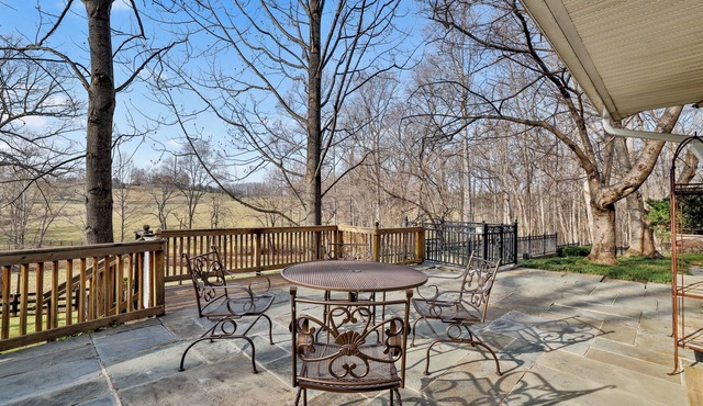 Charming 4-bedroom house with WiFi, Pool, 8+acres in Historic Hunt Country Va.