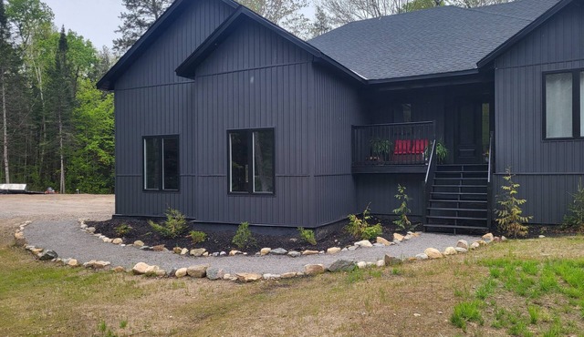 Charming 4-bedroom house with WiFi, fitness room in welcoming Tory Hill