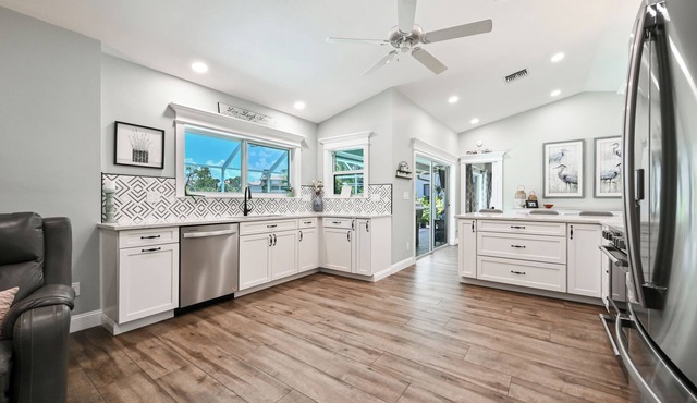 Charming 4-bedroom pool home with AC, in Naples FL