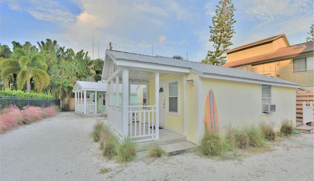 Charming Beach Cottage Steps to Siesta Beach and Village Shops and Restaurants