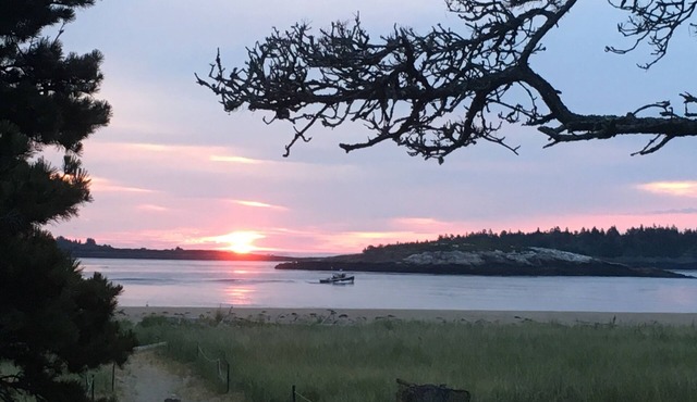 Charming Beach Front Cottage- 2025 Summer is booked.