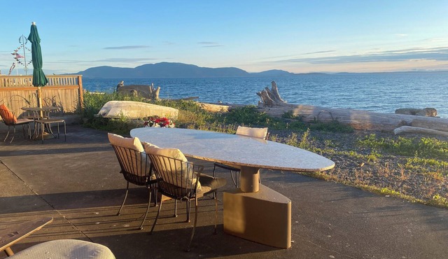 Charming beachfront cottage w/sweeping views of San Juan Islands with WiFi, AC