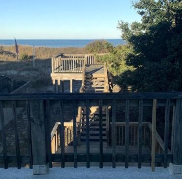 Charming Chesapeake Bay Beachfront Cottage with Deck, Pet Friendly Stay and Ocean Views
