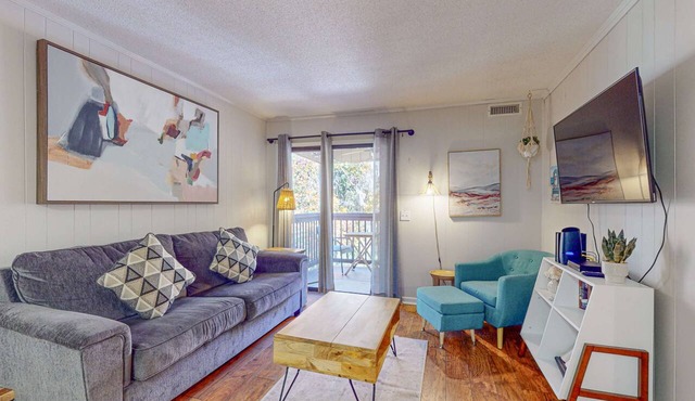 Charming Condo 1 block from Coligny Plaza with on site pool, balcony, with Washer Dryer