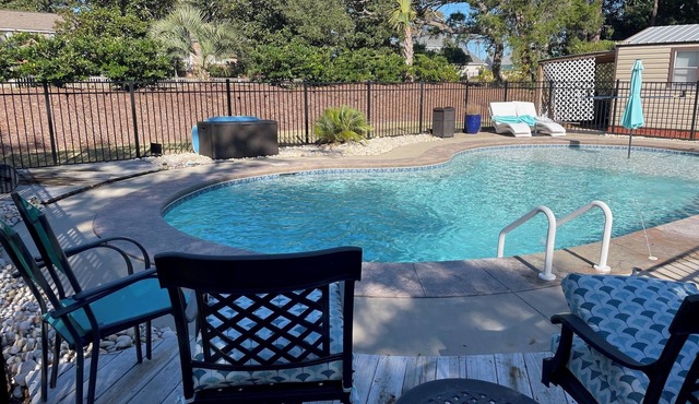 Charming Cottage perfect for Small Family or Girlfriends Get Away with pool!