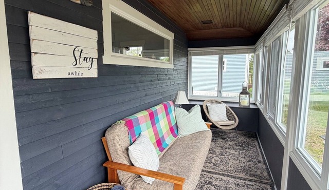 Charming, cottage in the heart of St. Andrews! Screened in porch/back deck/BBQ