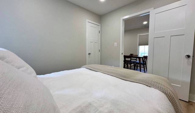 Charming Cottage, Walk to Downtown, Porch Swings