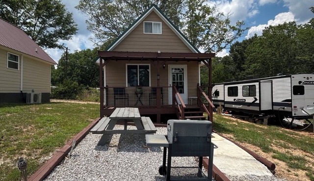 Charming cottage with AC, Pet-friendly, 4 guests, 3 miles from West Point Lake
