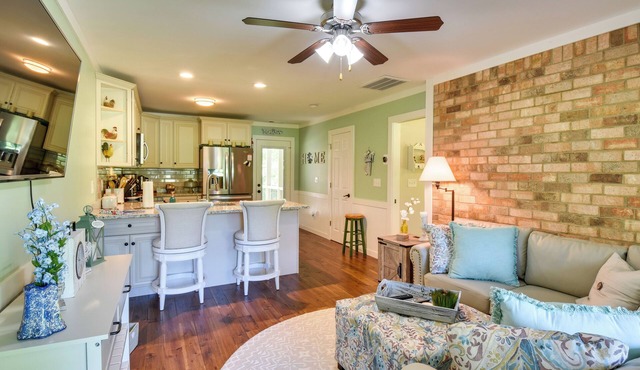 Charming Duplex: 12 Mi to UGA & Sanford Stadium!