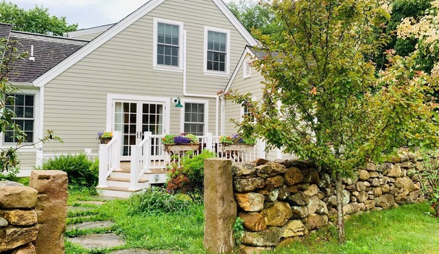 Charming Farm Abode with gourmet food and access to lake, trails & farm fun