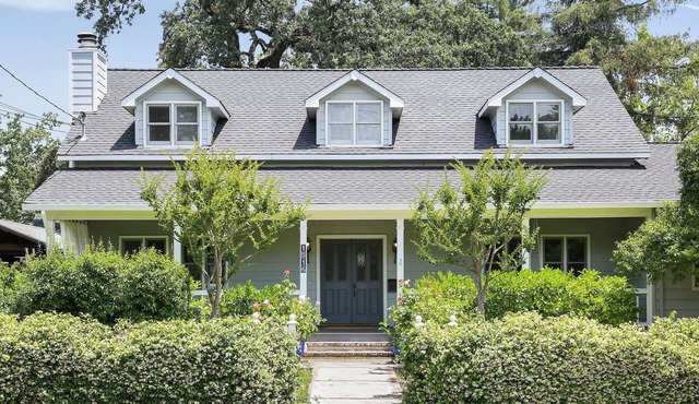 Charming Farm House Downtown St. Helena! 3bedrooms/3baths Permit # PL24-042