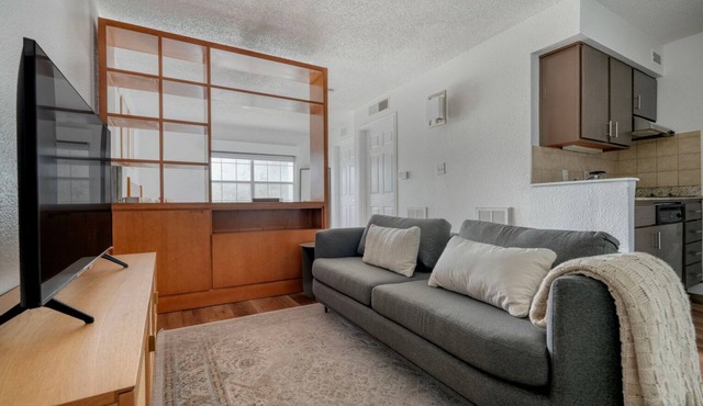 Charming Gateway Studio w/Gym, Pool, nr Stadium, by Blueground