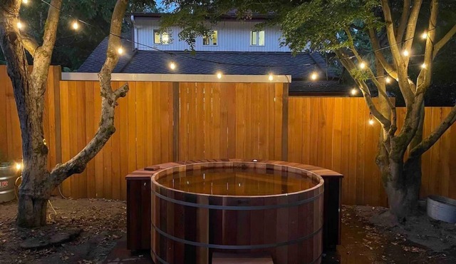 Charming Green Lake Craftsman – Hot Tub, AC, Dog Friendly, Walk to Lake & Cafés