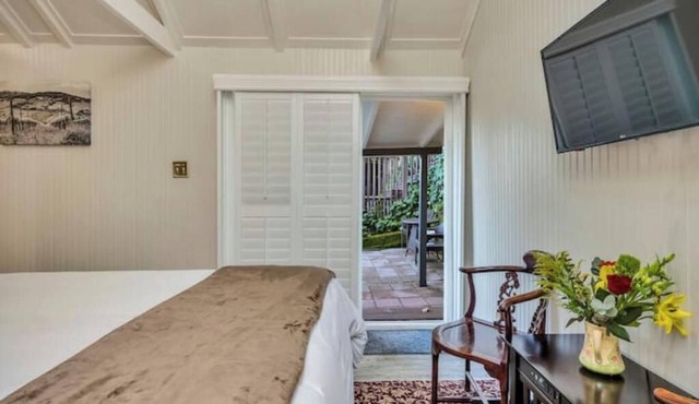 Charming King Room, Private Entrance and Garden Area. Pet-Friendly!