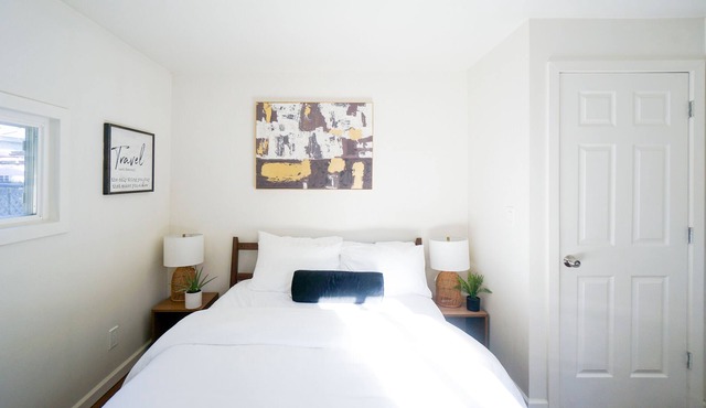 Charming light-filled cottage near airport and DT