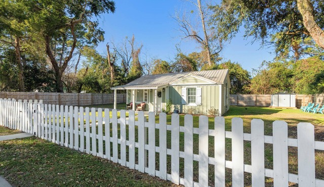 Charming Marsh Retreat near DT Beaufort, Restaurants, Stores, MCAS Military Base