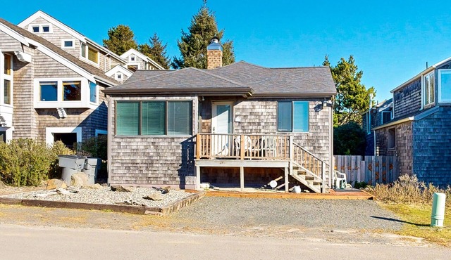 Charming, oceanfront cottage with WiFi & easy beach access