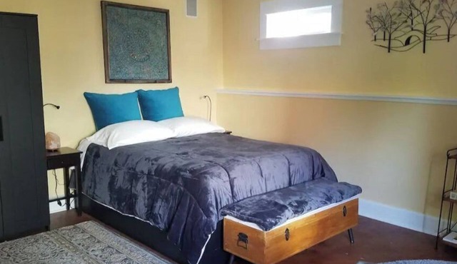 Charming, Private, Detached Studio!