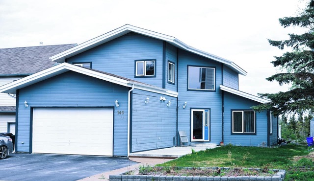 Charming Retreat with Stunning Views in Yellowknife's Prestigious Neighborhood