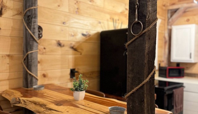 Charming rustic modern 2-bedroom cabin farm stay, privacy & close to town!