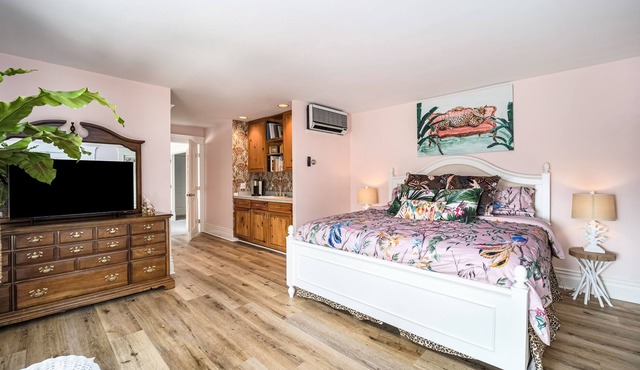 Charming second-floor studio with a private washer/dryer & walkable location