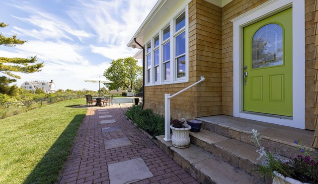 Charming Studio Cottage, with inground Pool, East Beach Access in Watch Hill, RI