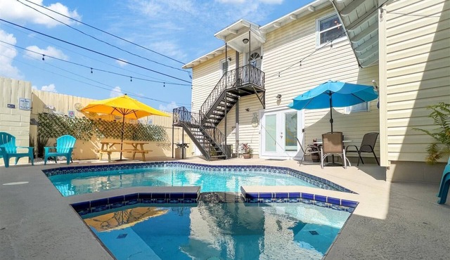 Charming studio in with shared Pool & backyard in sereneSt. Pete with WiFi, AC